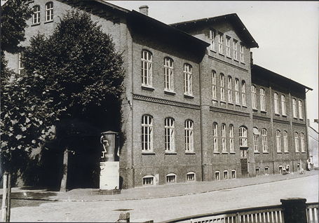 Foto des alten Schulgebäudes am Harderwykensteg