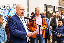 Das Foto zeigt eine Szene von der Stolperstein-Verlegung.