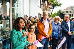 Das Foto zeigt eine Szene von der Stolperstein-Verlegung.