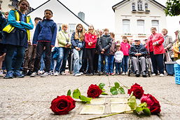 Das Foto zeigt eine Szene von der Stolperstein-Verlegung.