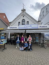 Das Foto zeigt eine Szene von der Stolperstein-Verlegung.