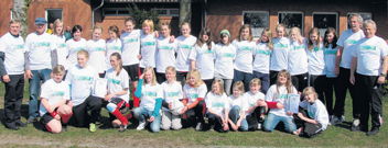 Die jungen Fußballerinnen mit ihren Betreuern in Nortmoor.