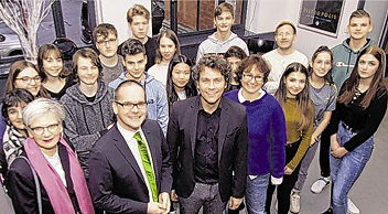 Foto der Projekt-Teilnehmer mit dem niedersächsischen Kultusminister